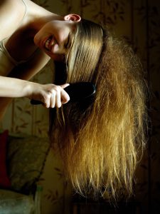 Kaip tinkamai šukuoti plaukus