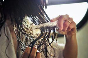 Šlapių plaukų šukavimas